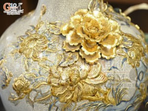 Bình tỳ bà men rạn đắp nổi Công Danh Phú Quý kênh vẽ vàng 24k, cao 54cm