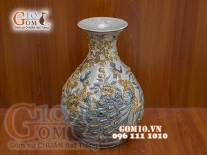 Bình tỳ bà men rạn đắp nổi Công Đào, cao 38cm