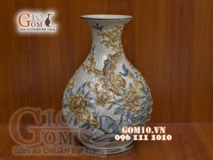 Bình tỳ bà men rạn đắp nổi Công Đào, cao 38cm