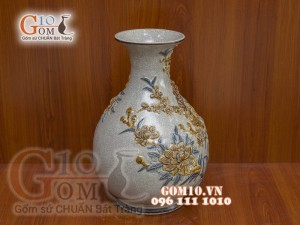 Bình tỳ bà men rạn đắp nổi Công Đào, cao 38cm