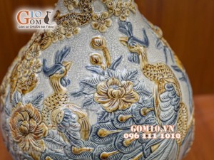 Bình tỳ bà men rạn đắp nổi Công Đào, cao 38cm