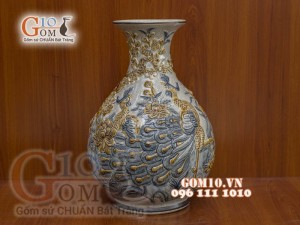 Bình tỳ bà men rạn đắp nổi Công Đào, cao 38cm