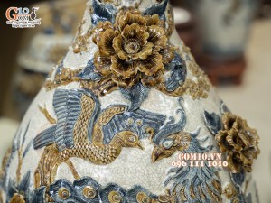 Bình tỳ bà men rạn đắp nổi Công Đào, cao 68cm