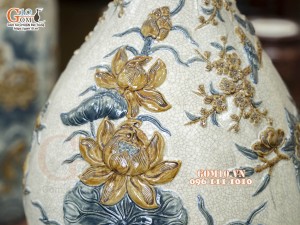 Bình tỳ bà men rạn đắp nổi Công Đào, cao 68cm