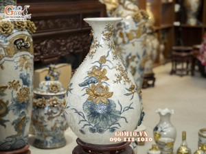 Bình tỳ bà men rạn đắp nổi Công Đào, cao 68cm