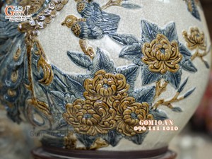 Bình tỳ bà men rạn đắp nổi Công Đào, cao 68cm
