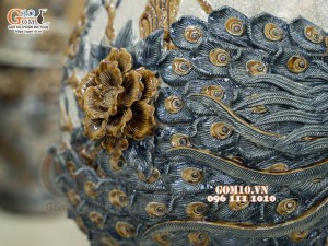 Bình tỳ bà men rạn đắp nổi Công Đào, cao 68cm