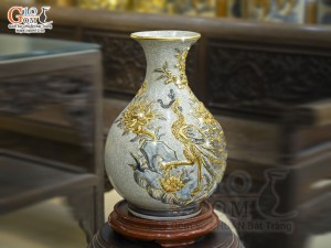 Bình tỳ bà men rạn đắp nổi Công Đào vẽ vàng 24k, cao 38cm