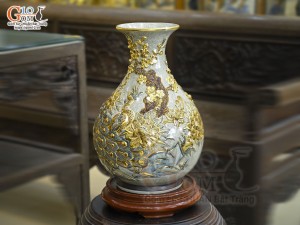 Bình tỳ bà men rạn đắp nổi Công Đào vẽ vàng 24k, cao 38cm