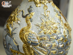 Bình tỳ bà men rạn đắp nổi Công Đào vẽ vàng 24k, cao 38cm