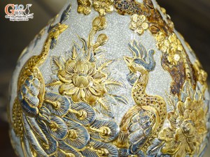 Bình tỳ bà men rạn đắp nổi Công Đào vẽ vàng 24k, cao 38cm