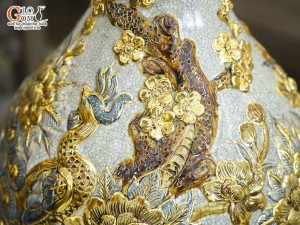 Bình tỳ bà men rạn đắp nổi Công Đào vẽ vàng 24k, cao 38cm