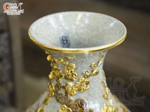 Bình tỳ bà men rạn đắp nổi Công Đào vẽ vàng 24k, cao 38cm