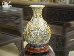 Bình tỳ bà men rạn đắp nổi Công Đào vẽ vàng 24k, cao 38cm