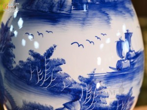 Bình tỳ bà men trắng vẽ Công Trúc Sơn Thủy, cao 43cm