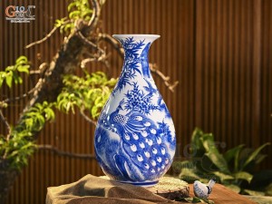 Bình tỳ bà men trắng vẽ Công Trúc Sơn Thủy, cao 43cm