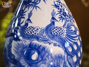 Bình tỳ bà men trắng vẽ Công Trúc Sơn Thủy, cao 43cm