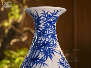 Bình tỳ bà men trắng vẽ Công Trúc Sơn Thủy, cao 43cm