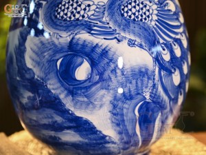 Bình tỳ bà men trắng vẽ Công Trúc Sơn Thủy, cao 43cm