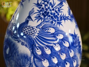 Bình tỳ bà men trắng vẽ Công Trúc Sơn Thủy, cao 43cm