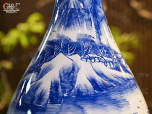 Bình tỳ bà men trắng vẽ Công Trúc Sơn Thủy, cao 43cm