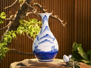 Bình tỳ bà men trắng vẽ Thuận Buồm Xuôi Gió, cao 43cm