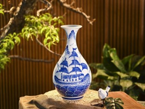 Bình tỳ bà men trắng vẽ Thuận Buồm Xuôi Gió, cao 43cm