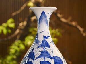Bình tỳ bà men trắng vẽ Thuận Buồm Xuôi Gió, cao 43cm