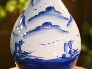 Bình tỳ bà men trắng vẽ Thuận Buồm Xuôi Gió, cao 43cm