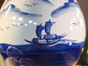 Bình tỳ bà men trắng vẽ Thuận Buồm Xuôi Gió, cao 43cm