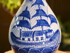 Bình tỳ bà men trắng vẽ Thuận Buồm Xuôi Gió, cao 43cm