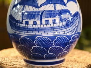 Bình tỳ bà men trắng vẽ Thuận Buồm Xuôi Gió, cao 43cm