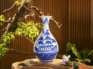 Bình tỳ bà men trắng vẽ Thuận Buồm Xuôi Gió, cao 43cm