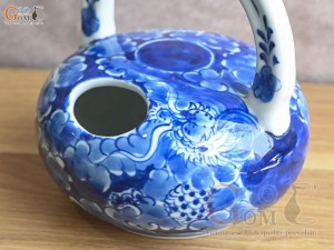 Bình vôi men lam cổ vẽ Long ẩn nền băng, cao 14cm