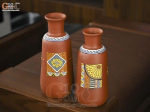 Bộ 2 lọ hoa gốm đất đỏ dáng cổ chai họa tiết thổ cẩm, cao 35cm Bộ 2 lọ hoa gốm đất đỏ dáng cổ chai họa tiết thổ cẩm, cao 35cm