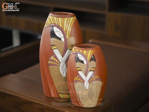Bộ 2 lọ hoa gốm đất đỏ khắc họa tiết nữ thần, cao 38,5cm