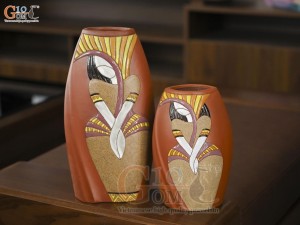 Bộ 2 lọ hoa gốm đất đỏ khắc họa tiết nữ thần, cao 38,5cm