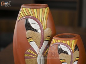 Bộ 2 lọ hoa gốm đất đỏ khắc họa tiết nữ thần, cao 38,5cm