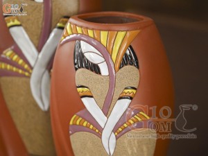 Bộ 2 lọ hoa gốm đất đỏ khắc họa tiết nữ thần, cao 38,5cm