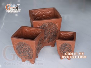 Bộ 3 chậu gốm đỏ đắp nổi Tùng - Cúc - Trúc - Mai cao 35cm