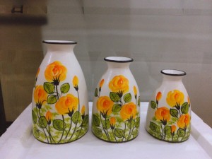 Bộ 3 lọ dáng chai men kem vẽ hoa hồng vàng