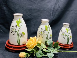 Bộ 3 lọ dáng chai men kem vẽ hoa sen
