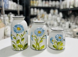 Bộ 3 lọ hoa cổ loe men kem vẽ hoa xanh
