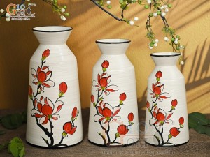 Bộ 3 lọ hoa men kem dáng cổ thắt vẽ hoa đỏ, cao 28cm