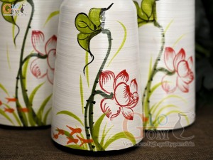 Bộ 3 lọ hoa men kem dáng cổ thắt vẽ hoa Sen đỏ, cao 28cm