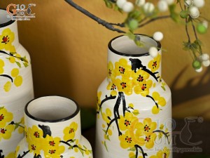 Bộ 3 lọ hoa men kem dáng miệng thon vẽ hoa Mai vàng, cao 23cm