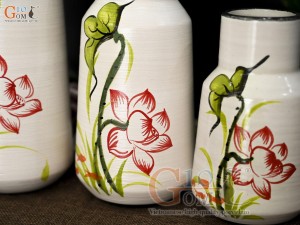 Bộ 3 lọ hoa men kem dáng miệng thon vẽ hoa Sen đỏ, cao 23cm