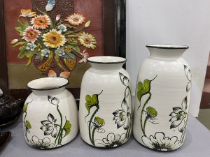 Bộ 3 lọ hoa men kem miệng loe vẽ hoa sen, cao 24cm