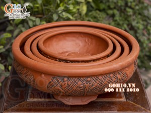 Bộ 4 chậu gốm đỏ khắc hoa, đường kính 39cm