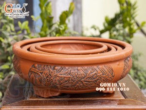 Bộ 4 chậu gốm đỏ khắc hoa, đường kính 39cm